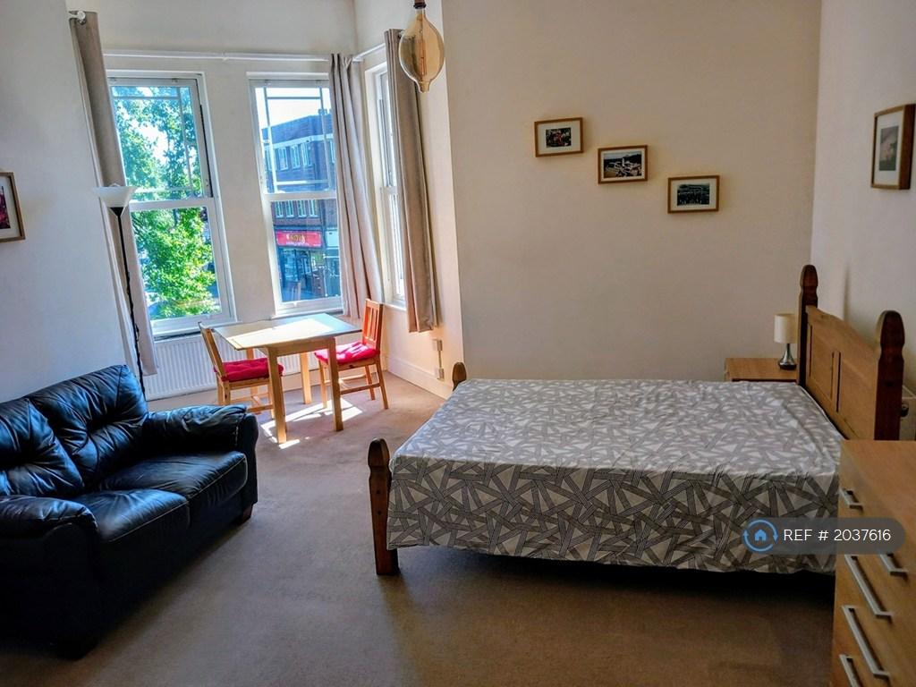 Apartment in North Ealing - View 3