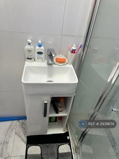 1 bedroom in a house share to rent, Vicarage Farm Road, Hounslow, TW3