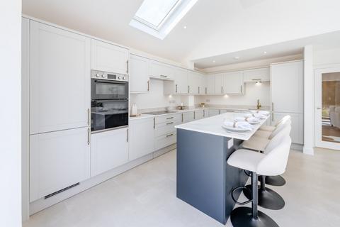 4 bedroom bungalow for sale, Fleet Road, Farnborough, GU14