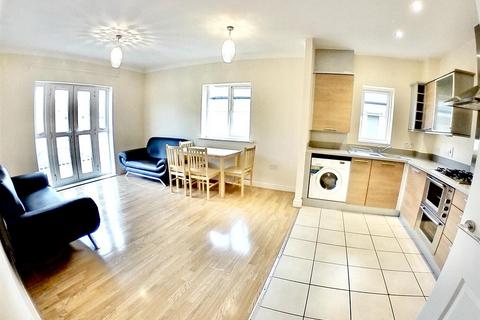 2 bedroom apartment to rent, Periwood Crescent, Perivale, Greenford