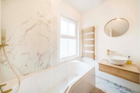 2 bedroom flat for sale, Vicarage Road, Hampton Wick KT1