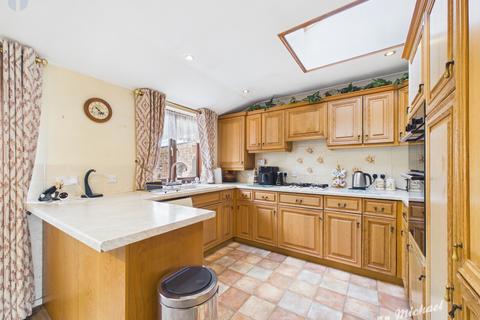 3 bedroom semi-detached house for sale, Dover Hedge, Aylesbury