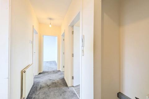 2 bedroom flat to rent, To Let - Warren Court, Westcliffe Road, Birkdale, PR8 - Two Bed Top Floor Apt