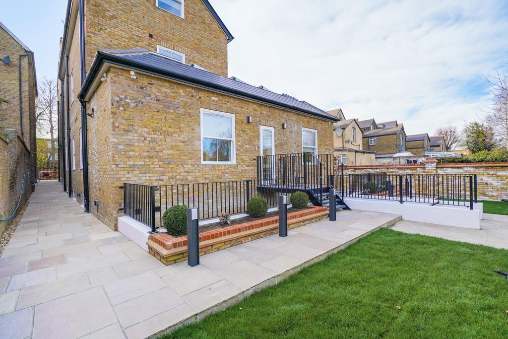 Apartment in Ealing - View 3
