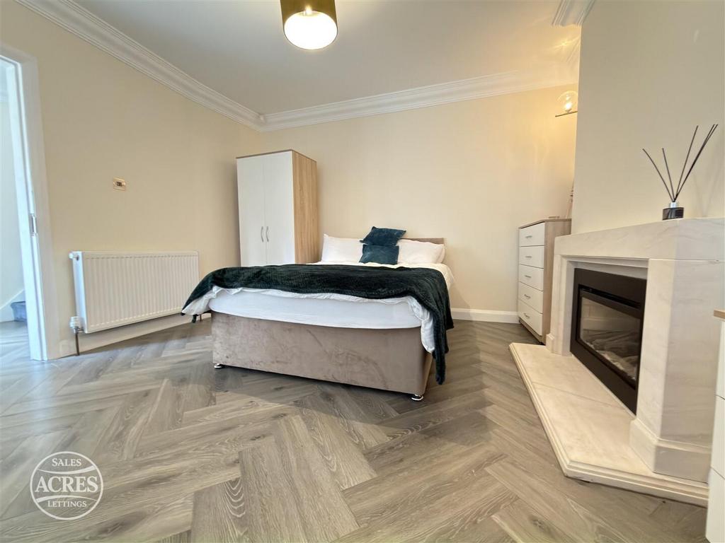 House in Birmingham, West Midlands - More