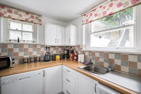 2 bedroom flat to rent, Westbourne Gardens London W2