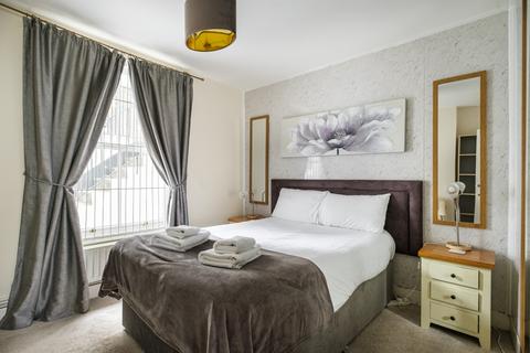 2 bedroom flat to rent, Westbourne Gardens London W2