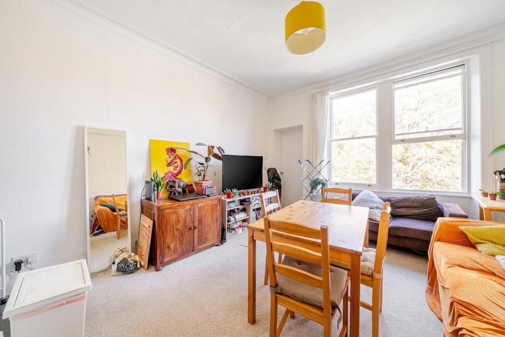 House in London - View 2