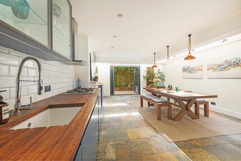 Altenburg Gardens, London, SW11