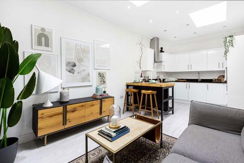 3 bedroom flat for sale, Mare Street, London E8