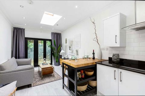 3 bedroom flat for sale, Mare Street, London E8