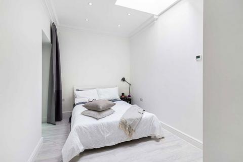 3 bedroom flat for sale, Mare Street, London E8
