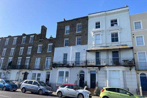 2 bed flat/apartment for rent in Fort Crescent, Margate, CT9