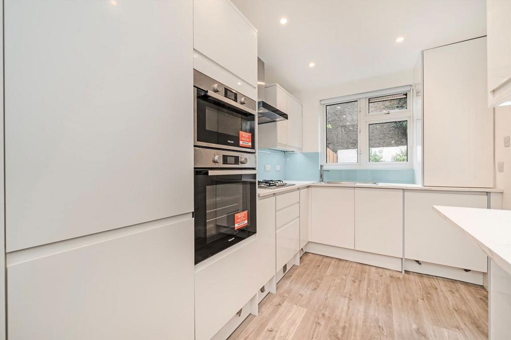 Apartment in Maida Vale - View 3