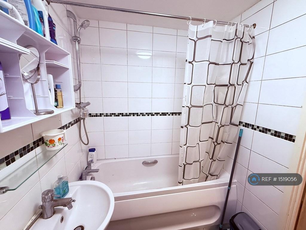 Apartment in Ilford - View 3