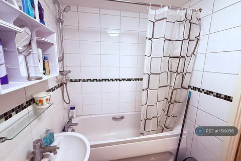 1 bedroom in a flat share to rent, Hawthorn Court, Ilford, IG5
