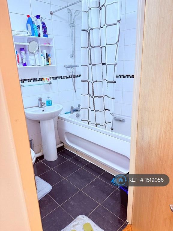 Apartment in Ilford - View 4