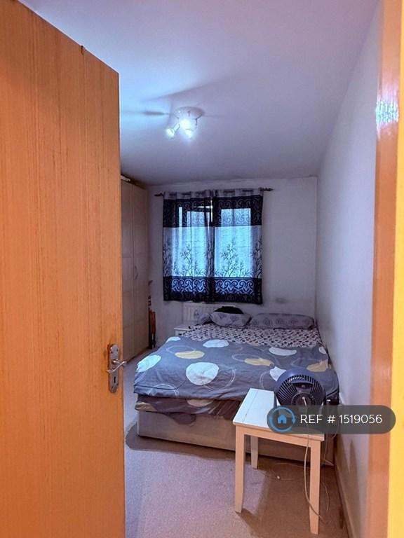 Apartment in Ilford - More