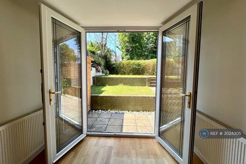 3 bedroom flat to rent, Craneswater Apartments, Southsea, PO4