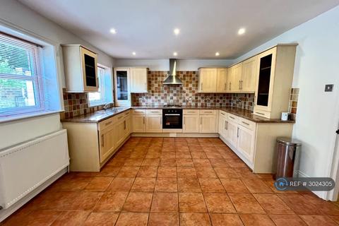 3 bedroom flat to rent, Craneswater Apartments, Southsea, PO4