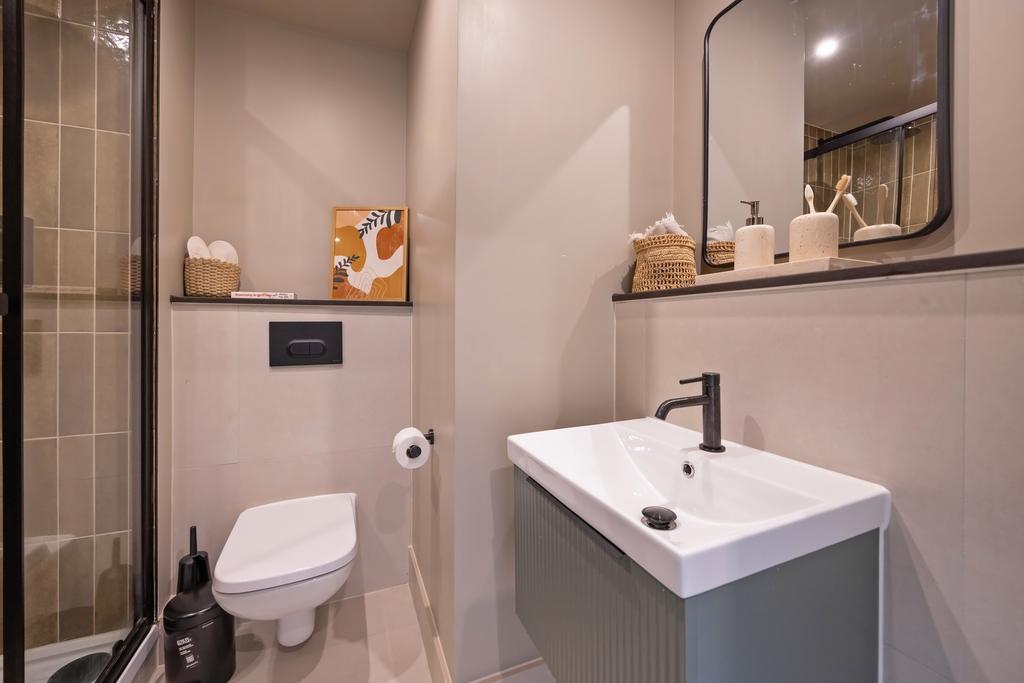 Apartment in Sheffield, Yorkshire - View 5