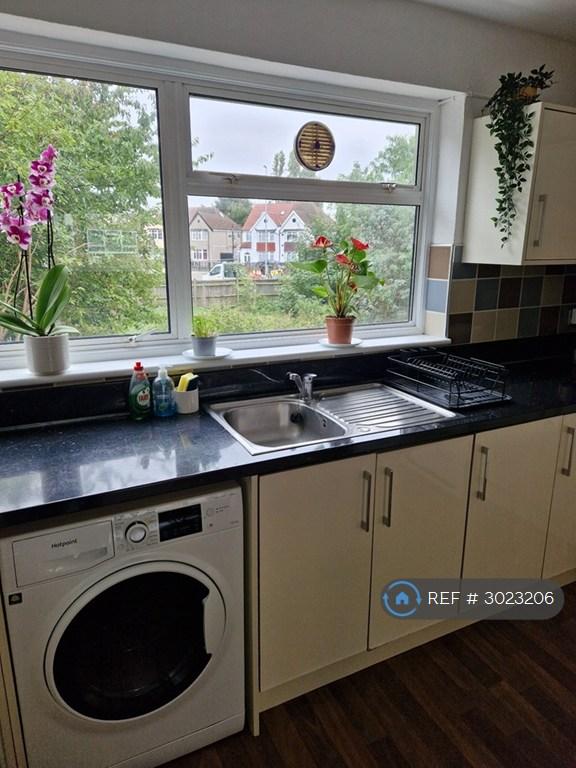 Apartment in Hounslow - View 5