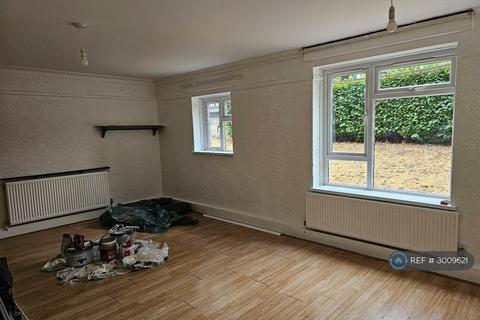 2 bedroom flat to rent, Thompson House, Southall, UB1