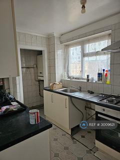 2 bedroom flat to rent, Thompson House, Southall, UB1
