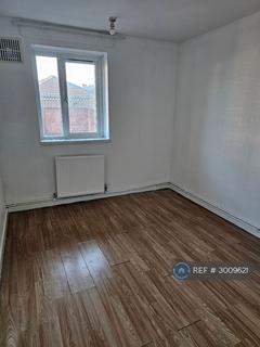 2 bedroom flat to rent, Thompson House, Southall, UB1