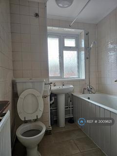 2 bedroom flat to rent, Thompson House, Southall, UB1