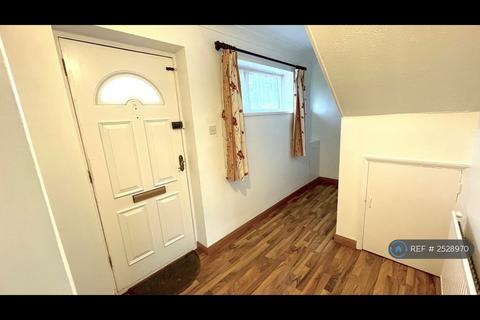 3 bedroom terraced house to rent, Cygnet Avenue, Feltham, TW14