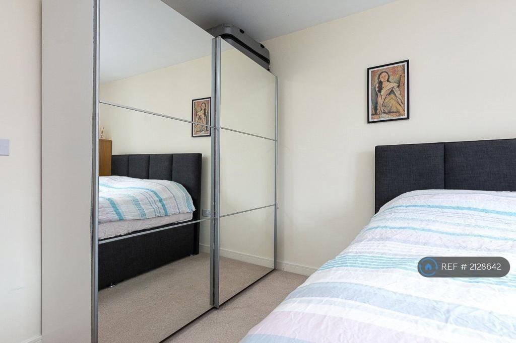 Apartment in Morden - View 5