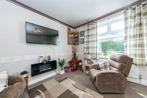 2 bedroom end of terrace house for sale, Turnshaw Avenue, Kirkburton, Huddersfield, HD8