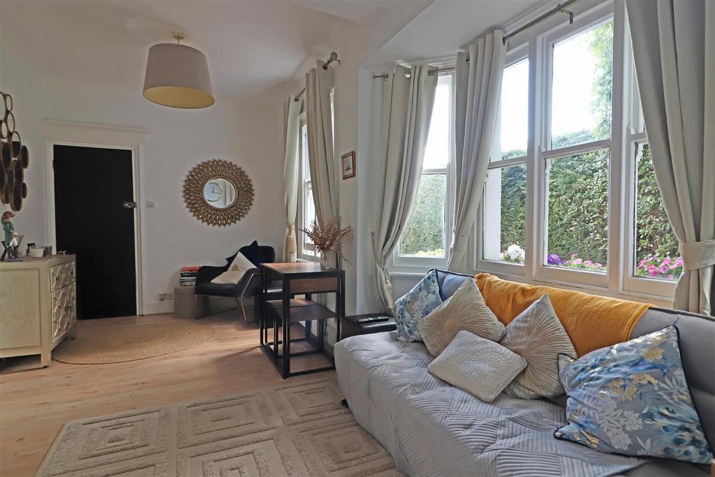 Apartment in Redhill - View 4