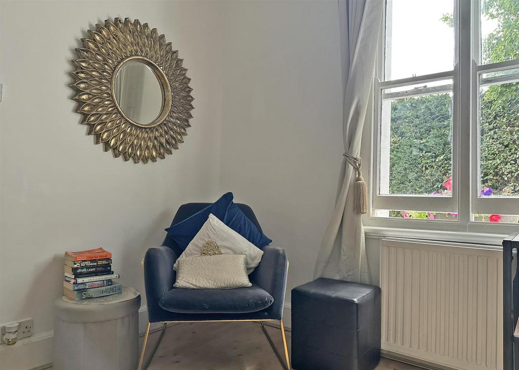 Apartment in Redhill - View 5