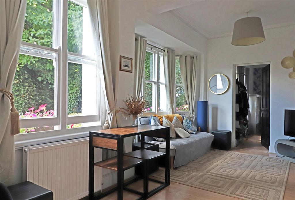 Apartment in Redhill - More