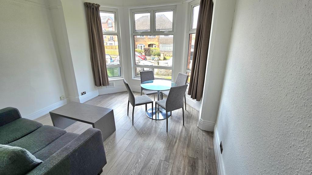 Apartment in Manchester, Parrs Wood, Didsbury - View 2