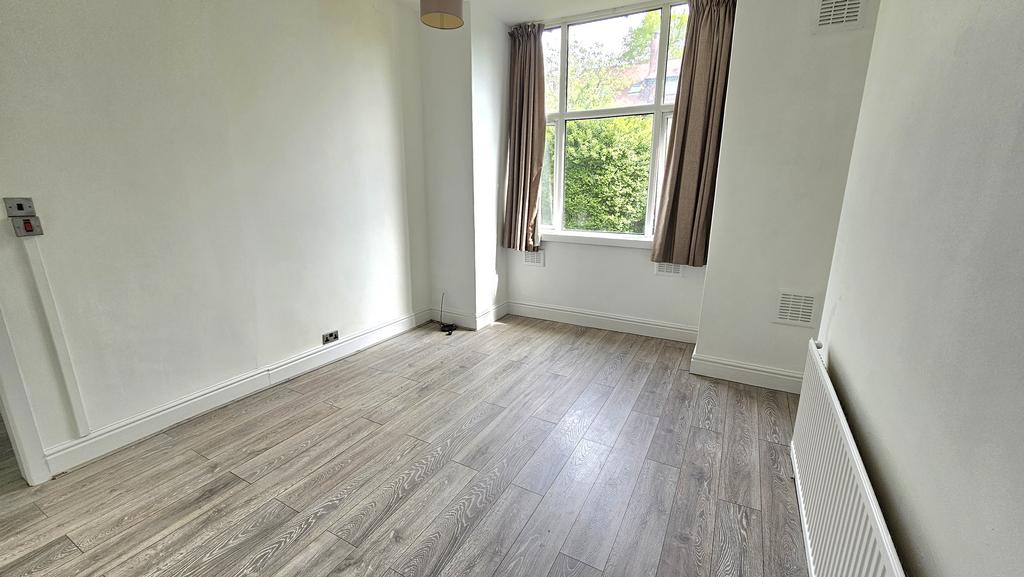 Apartment in Manchester, Parrs Wood, Didsbury - View 3