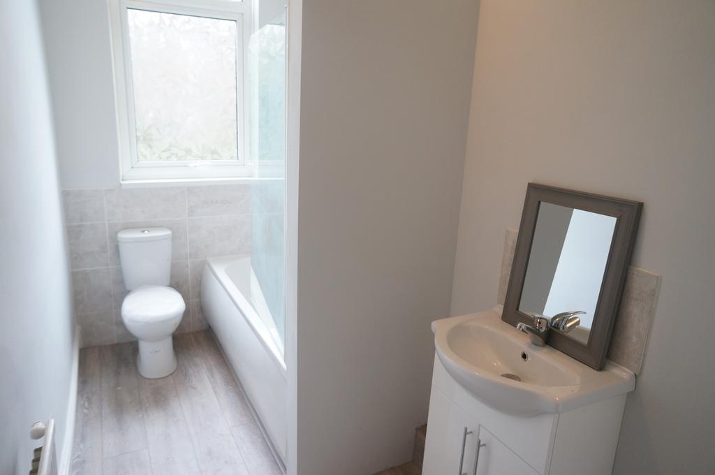 Apartment in Manchester, Parrs Wood, Didsbury - View 4