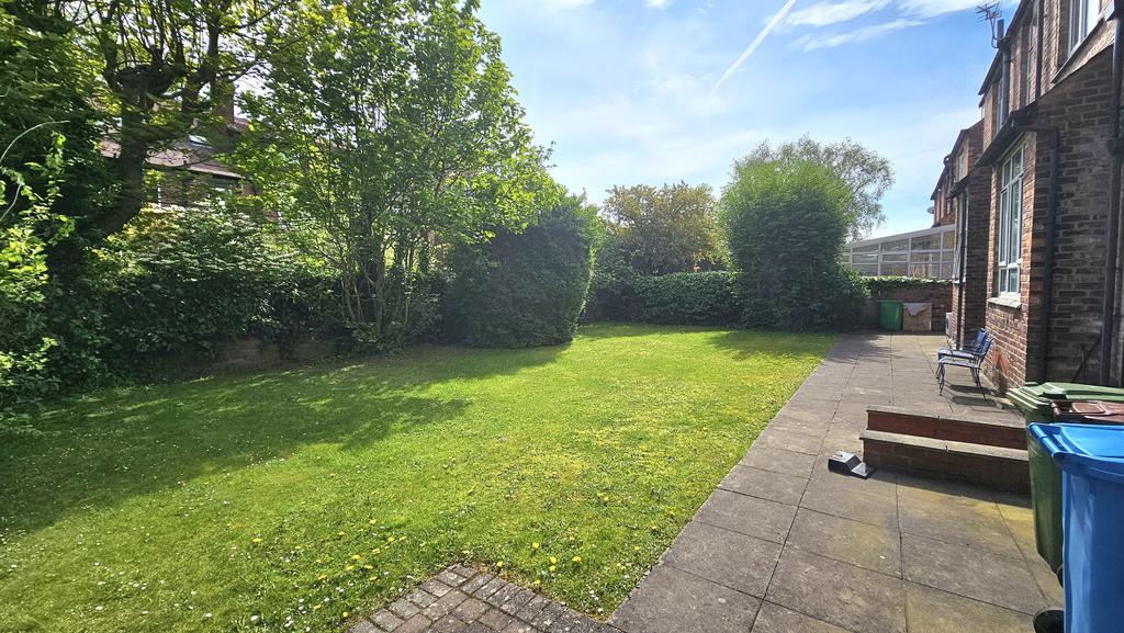 Apartment in Manchester, Parrs Wood, Didsbury - View 5