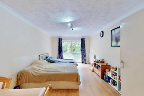 2 bedroom flat to rent, Princes Road, Romford, RM1