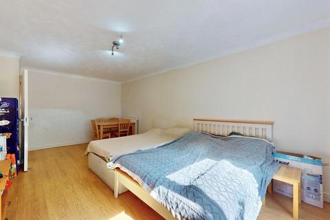 2 bedroom flat to rent, Princes Road, Romford, RM1