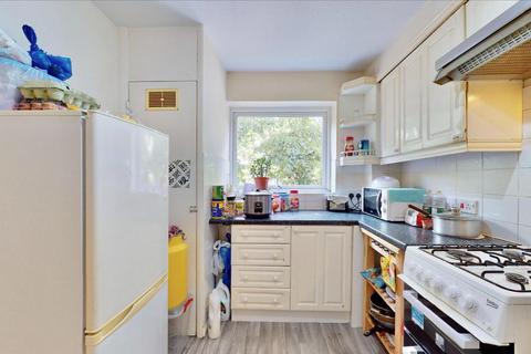 2 bedroom flat to rent, Princes Road, Romford, RM1