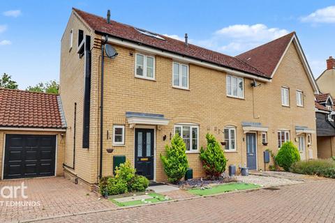 4 bedroom end of terrace house for sale, Skylark Close, Bury St Edmunds