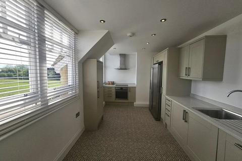 2 bedroom flat to rent, Eversley Park Folkestone
