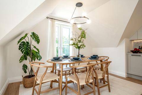 2 bedroom flat for sale, Brooklands Road, Weybridge KT13