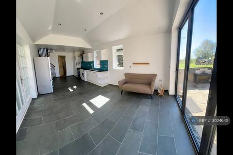 2 bedroom detached house to rent, Dunstall Green, Woking, GU24