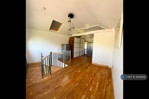 2 bedroom detached house to rent, Dunstall Green, Woking, GU24