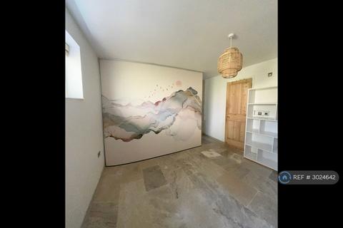 2 bedroom detached house to rent, Dunstall Green, Woking, GU24