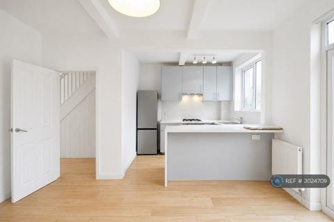 3 bedroom terraced house to rent, Hepworth Road, London, SW16
